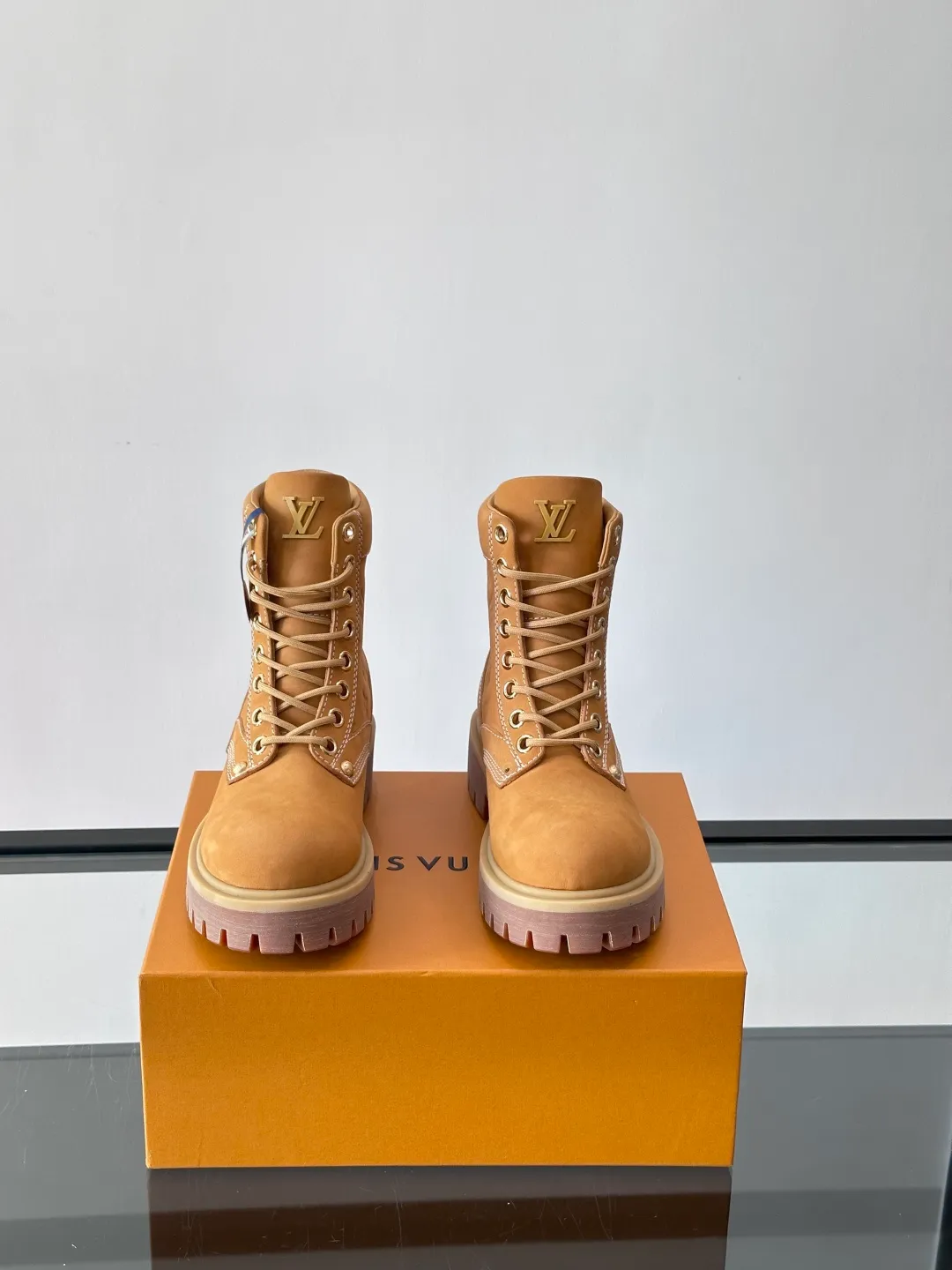 [L Home] Top P: 920💰 Size: 39-44 (45 can be customized) LOUIS VUITTON Louis Vuitton ss25 LV Donkey brand new thick-soled lace-up big-toe shoes men's casual shoes high-top short boots. These boots are crafted from top-grain calf leather for a lightweight and comfortable fit. The thick EVA outsole is embellished with eye-catching ridges, and the trendy attitude of being both strong and soft makes it an everyday choice. ✔Upper: imported first-layer cowhide ✔Lining: cowhide ✔Outsole: original molded outsole